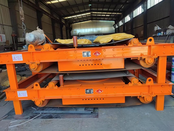 RCDC風(fēng)冷自卸式電磁除鐵器裝車發(fā)貨現(xiàn)場1