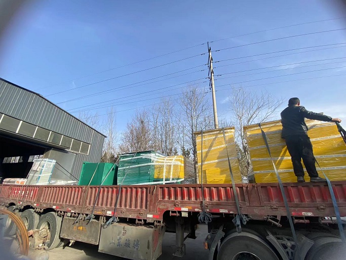 永磁帶式除鐵器、溜管除鐵器、金屬分離器裝車發(fā)貨1